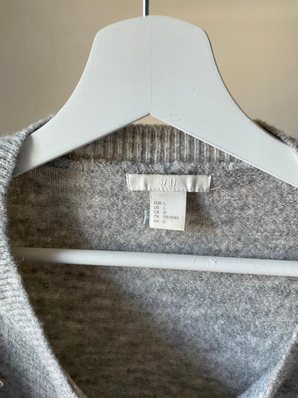 Suéter cinza perolado H&M – suavidade e elegância com um toque chique Tamanho G – photo 3
